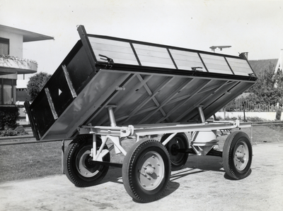 811751 Afbeelding van een aanhangwagen met kipconstructie, geproduceerd door de Carrosserie- en Constructiewerkplaatsen ...
